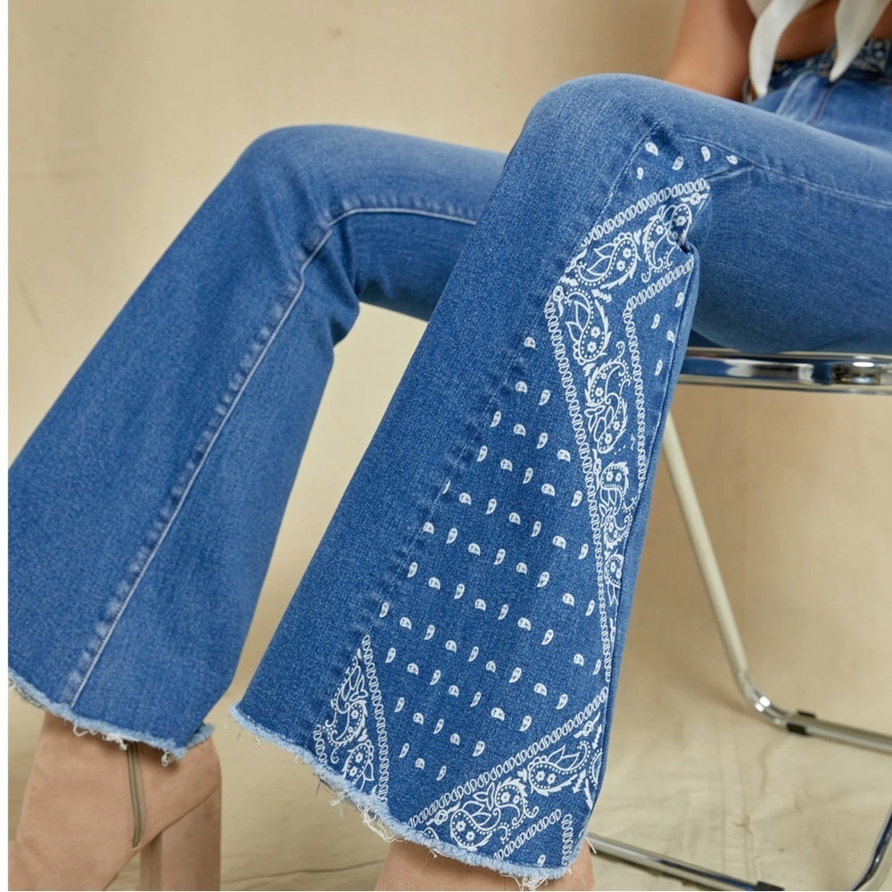 Nwt Mica Blue Flared Women's Jeans with White Paisley Design.